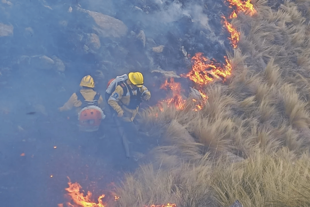 Nuevos incendios en Córdoba: bomberos combaten las llamas en Sierras Chicas