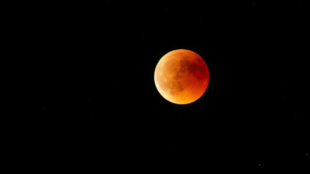 Esta noche llega el eclipse de luna llena: pega en Piscis y abre un extraño portal energético en el cielo