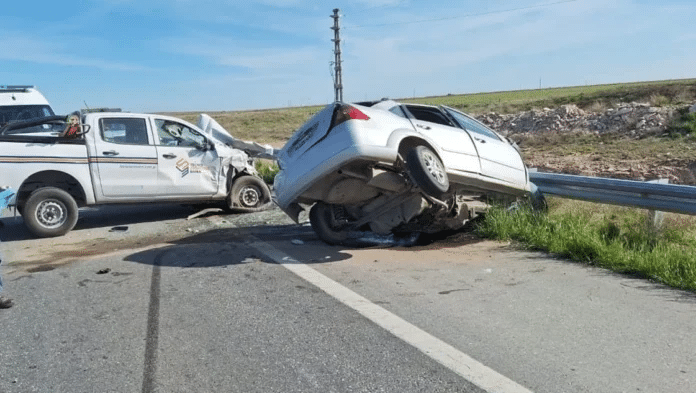 Un hombre murió en un choque entre una camioneta y un auto en la Ruta 33