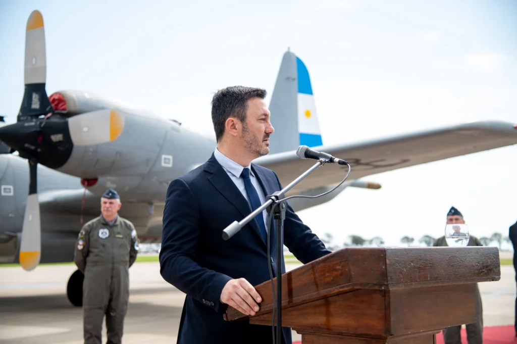 El ministro Petri recibió el primer avión P-3 Orion para la Armada Argentina