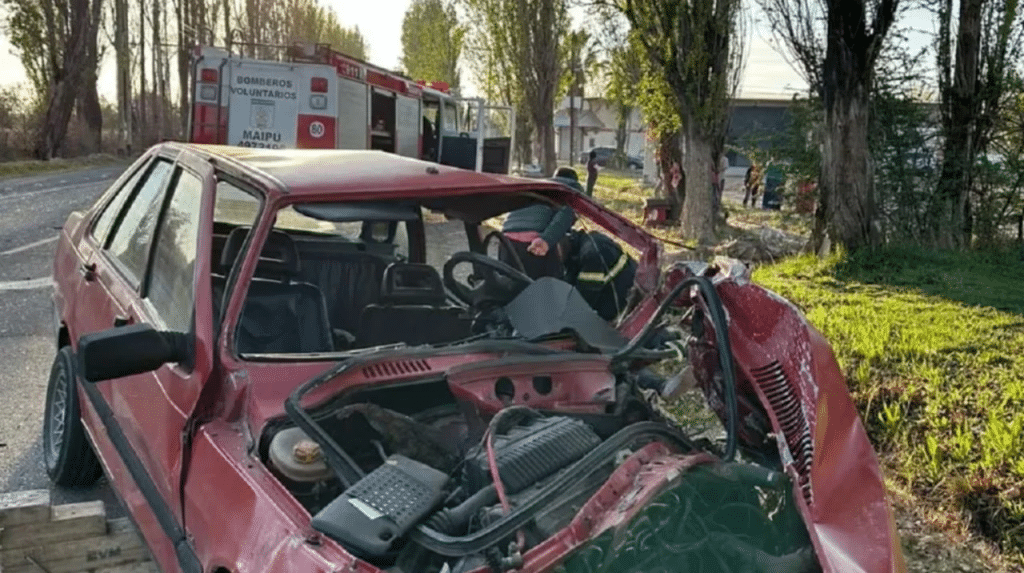 Perdió el control del auto, se cruzó de carril y murió tras chocar contra un colectivo en Mendoza