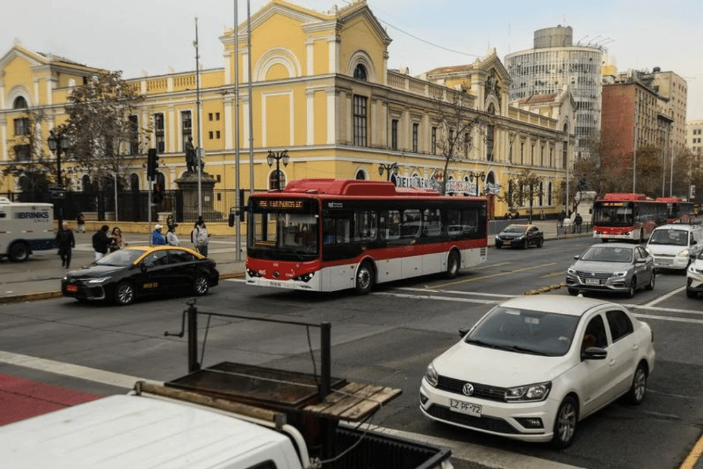 Chile pone en funcionamiento ómnibus eléctricos en Valparaíso