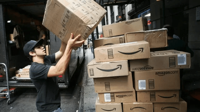 Una audaz jugada de Amazon pone en jaque a Mercado Libre y Galperin ya tuvo un cruce en las redes