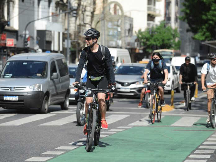 Bernal: discutió con un ciclista, la atropelló con la camioneta y chocó cuando huía