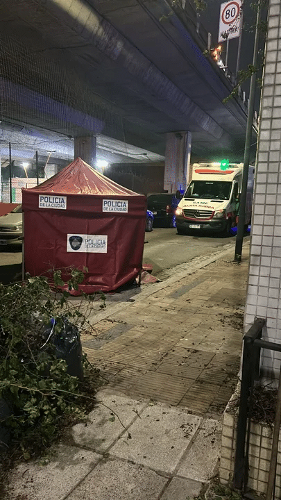 Un motociclista murió tras chocar en la Autopista 25 de Mayo y caer en una cancha de fútbol 5