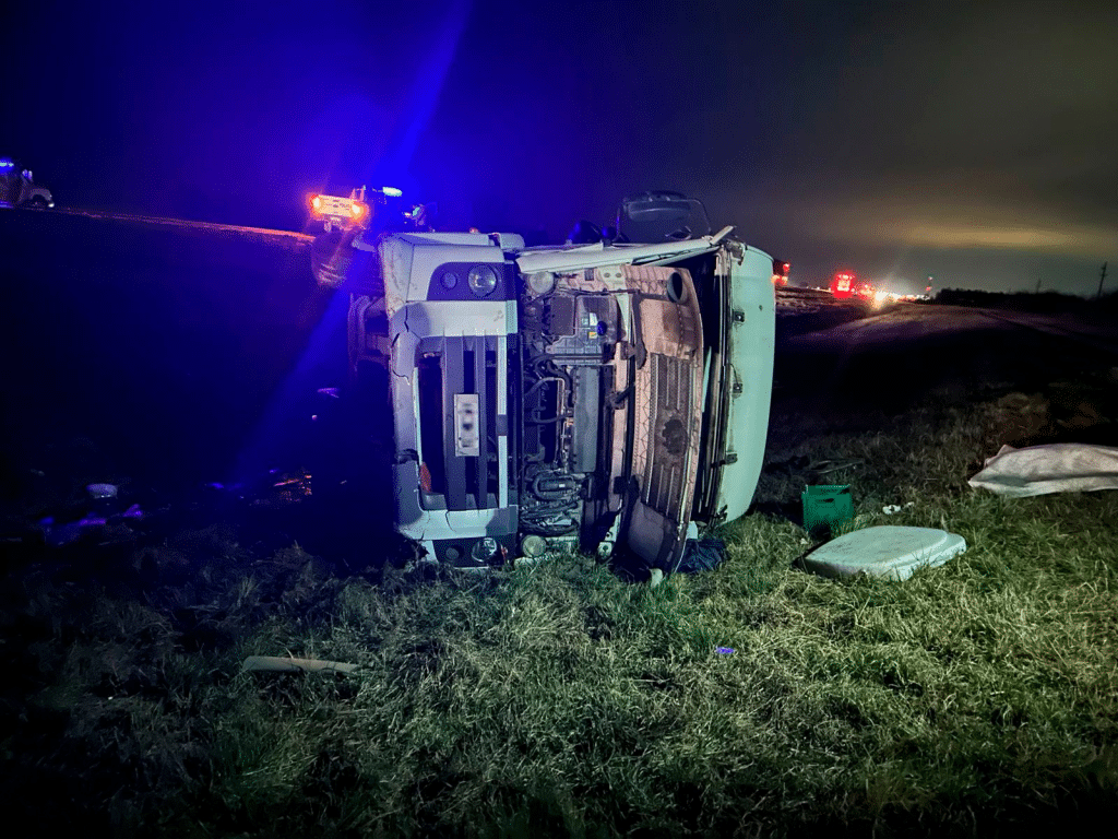 Tragedia en Ruta 9: un hombre de 46 años volcó con el camión en la banquina y murió