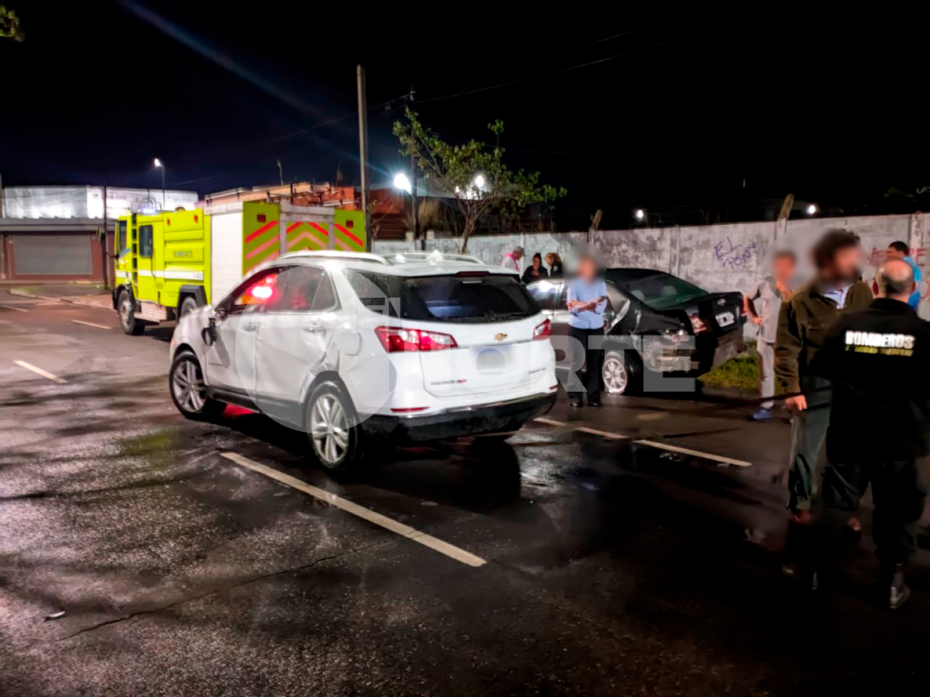 Una camioneta quedó volcada tras perder el control y chocar contra un auto estacionado en zona oeste