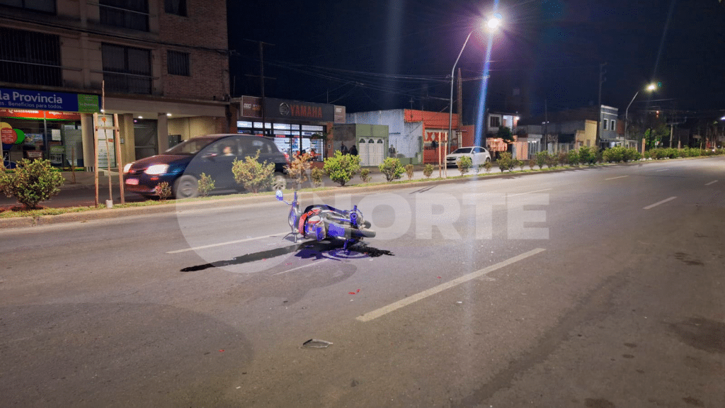 Un automóvil colisionó contra una motocicleta y se dio a la fuga