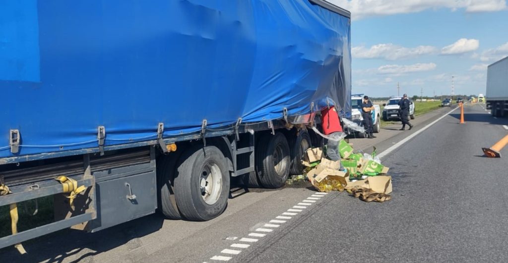 Accidente en Ruta Nacional 9: un camionero perdió el control y obstruyó una mano de la calzada