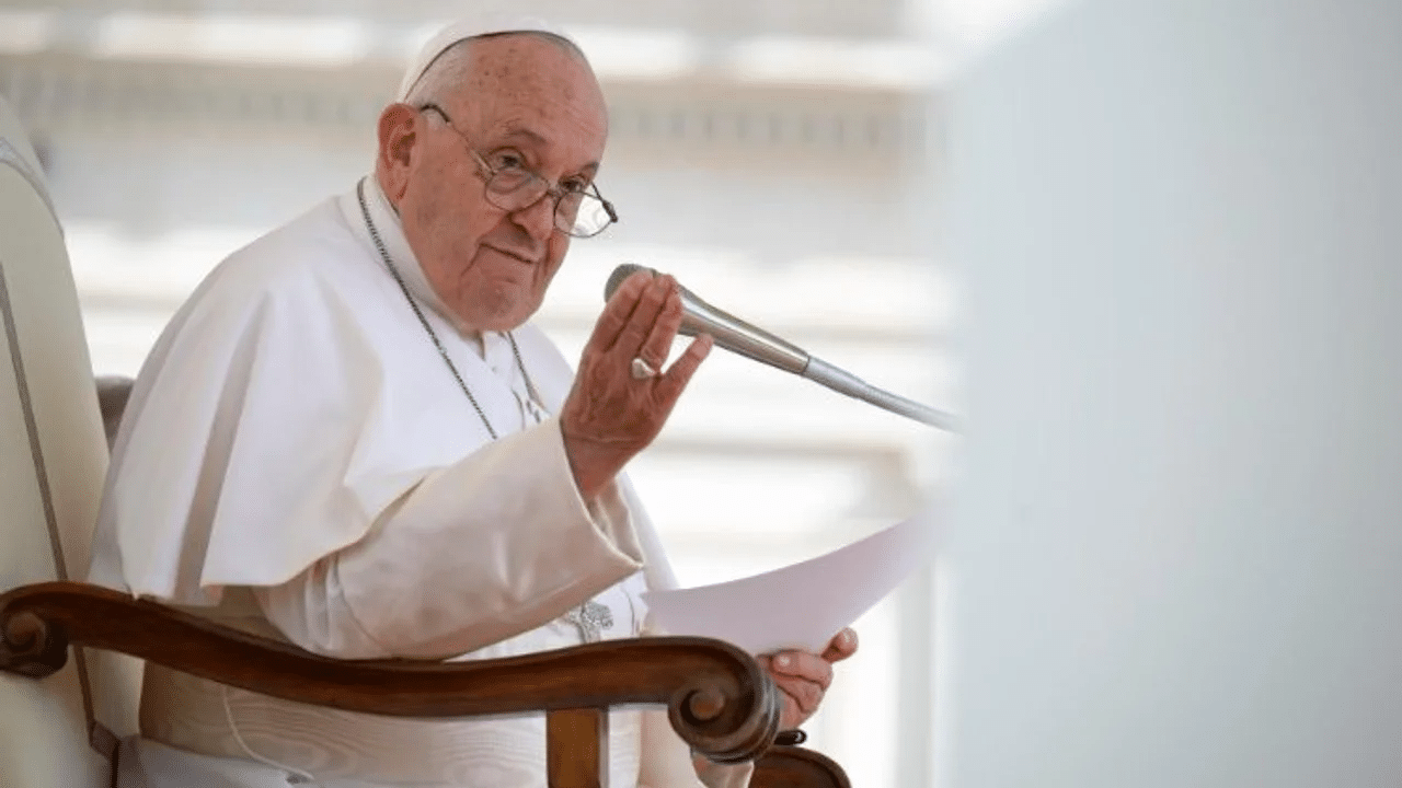 El papa Francisco preside el Ángelus desde su residencia por precaución