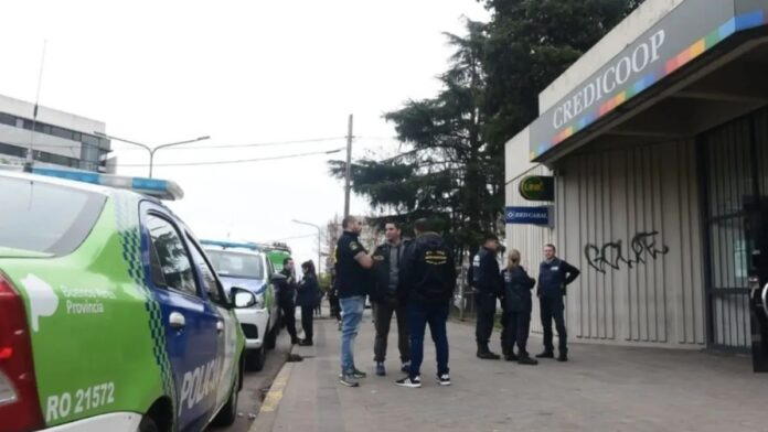 La Plata: delincuentes rompieron un vidrio y robaron un banco