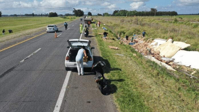 Volcó Camión Pollos Ruta 2