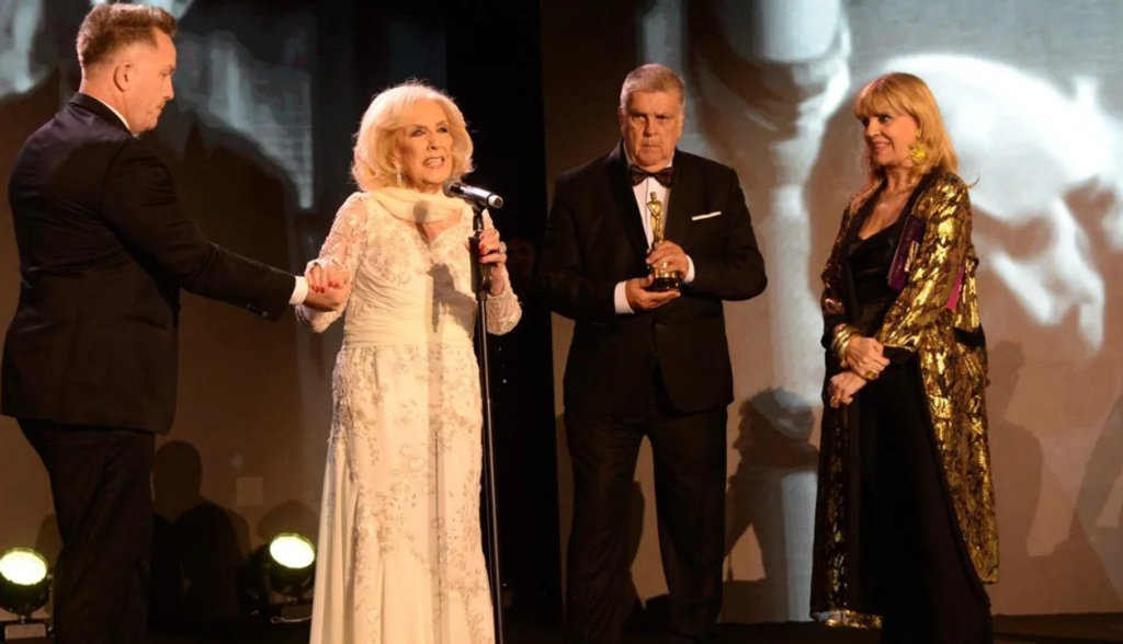 Mirtha Legrand recibió el Martín Fierro de Brillante: "Por favor no cierren el INCAA"