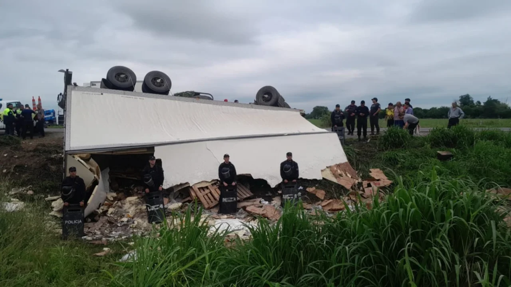 Un camión volcó en Tucumán y los vecinos robaron fiambres