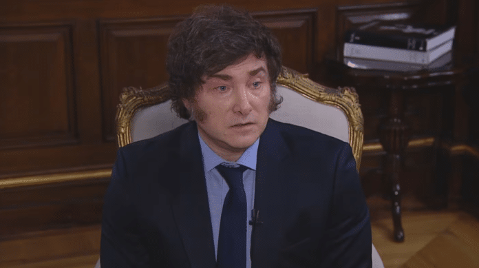 Javier Milei reflotó su incomodidad con “las toses” y apuntó contra un medio de comunicación