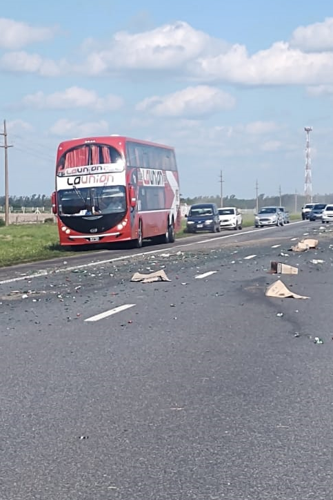 Accidente en Ruta Nacional 9: un camionero perdió el control y obstruyó una mano de la calzada