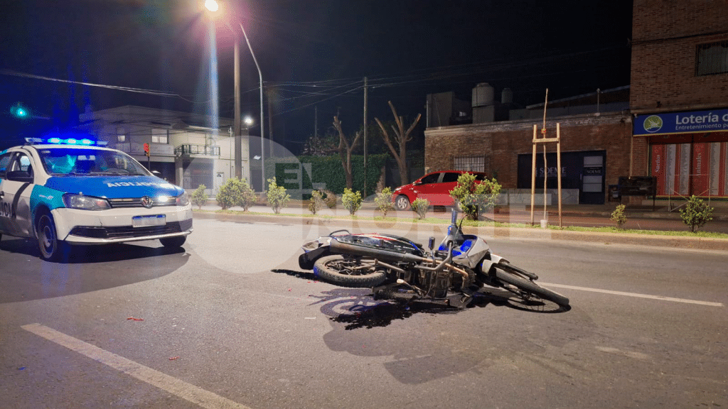 Un automóvil colisionó contra una motocicleta y se dio a la fuga