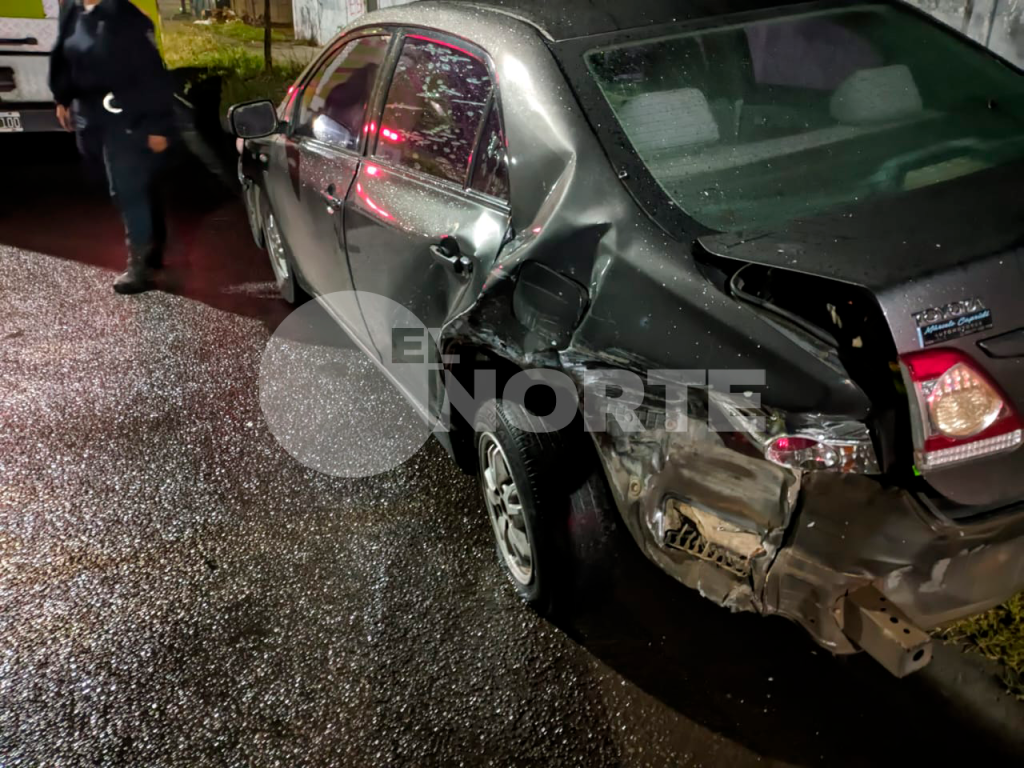 Una camioneta quedó volcada tras perder el control y chocar contra un auto estacionado en zona oeste