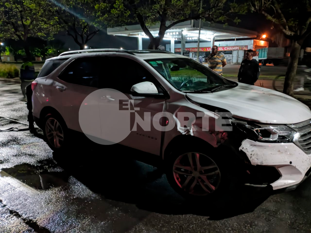 Una camioneta quedó volcada tras perder el control y chocar contra un auto estacionado en zona oeste