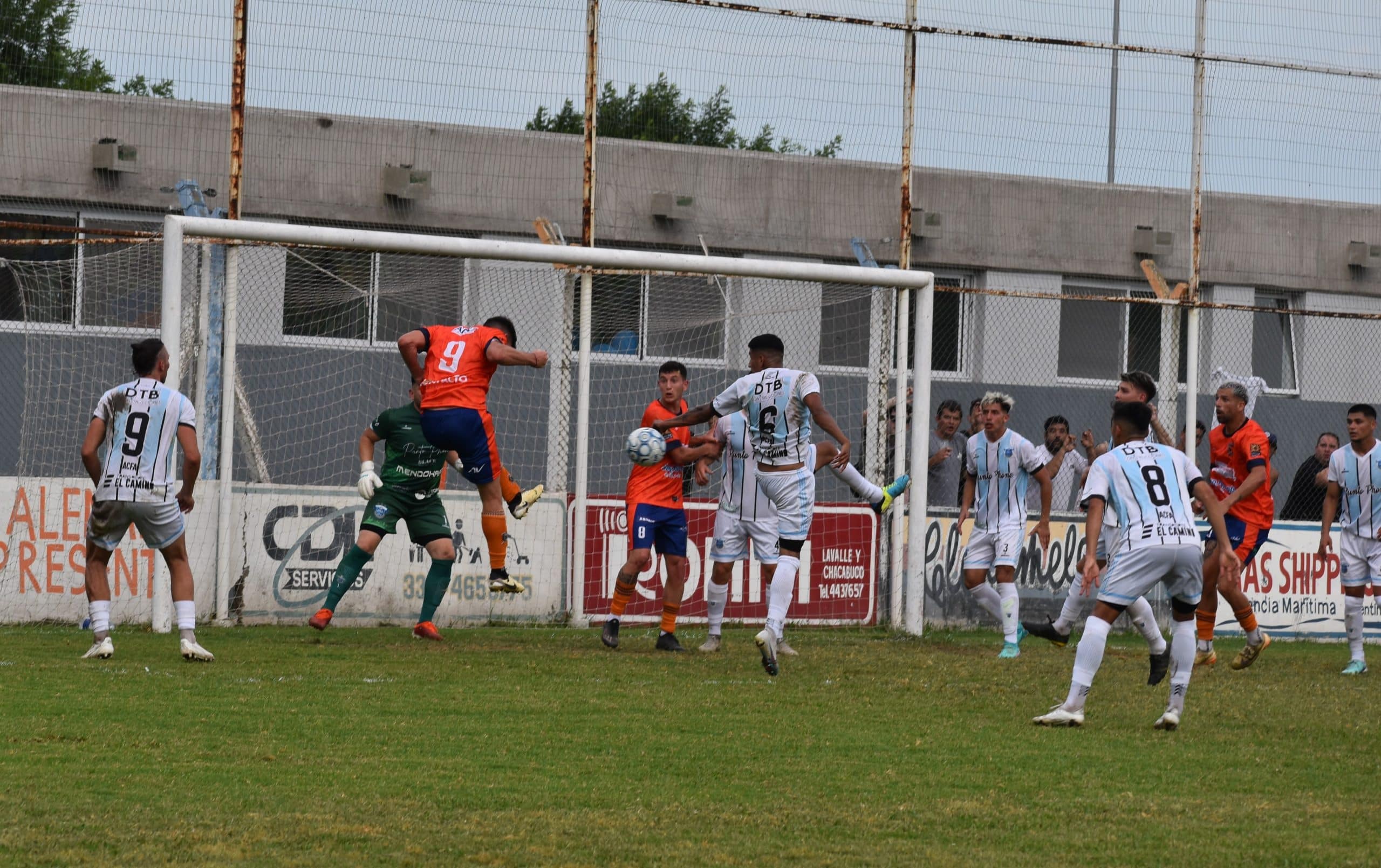 Regional Amateur Rojo Y Regatas Van Por La Clasificación Fuera De Casa