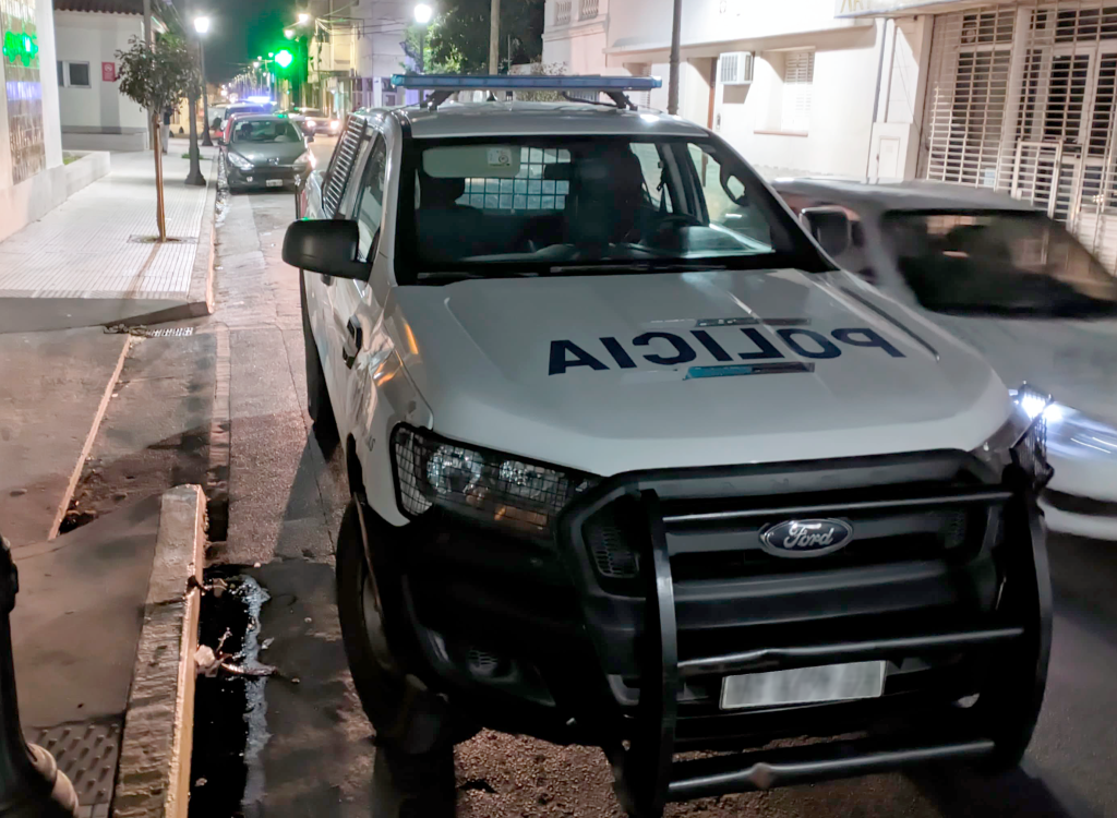 Una inquilina rompió con un caño el vidrio de la casa de su vecina en zona centro