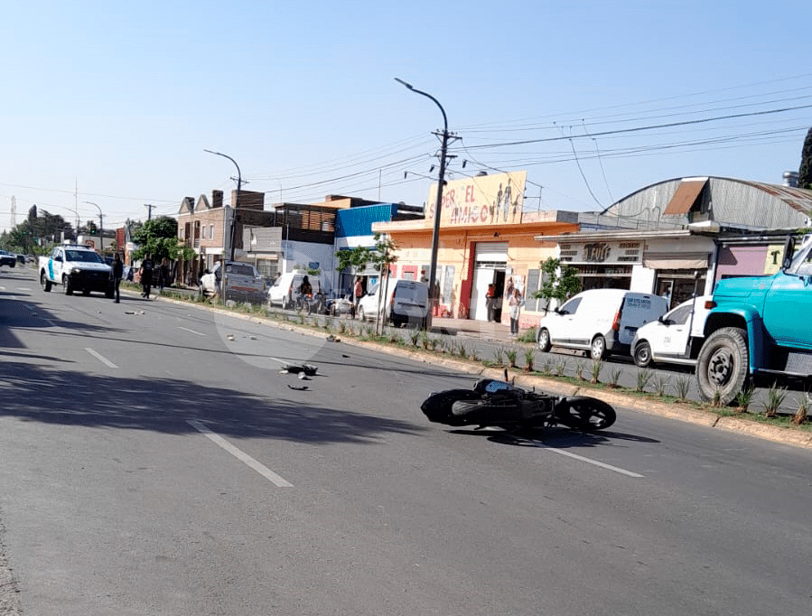 Fatal accidente en Avenida Savio: un motociclista de 17 años murió tras impactar contra un peatón