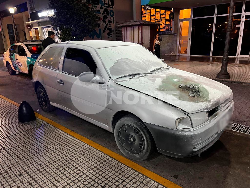 Iba conduciendo y se le incendió el auto en pleno centro nicoleño