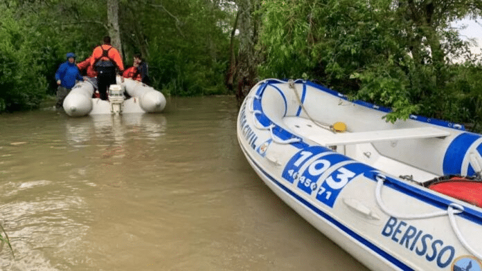 Berisso: caminaban por la playa, creció el río y fueron rescatados trepados a árboles