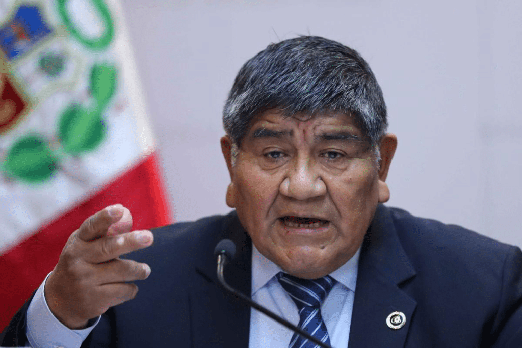 El Congreso de Perú echó al ministro de Minas en medio de protestas de pequeños mineros