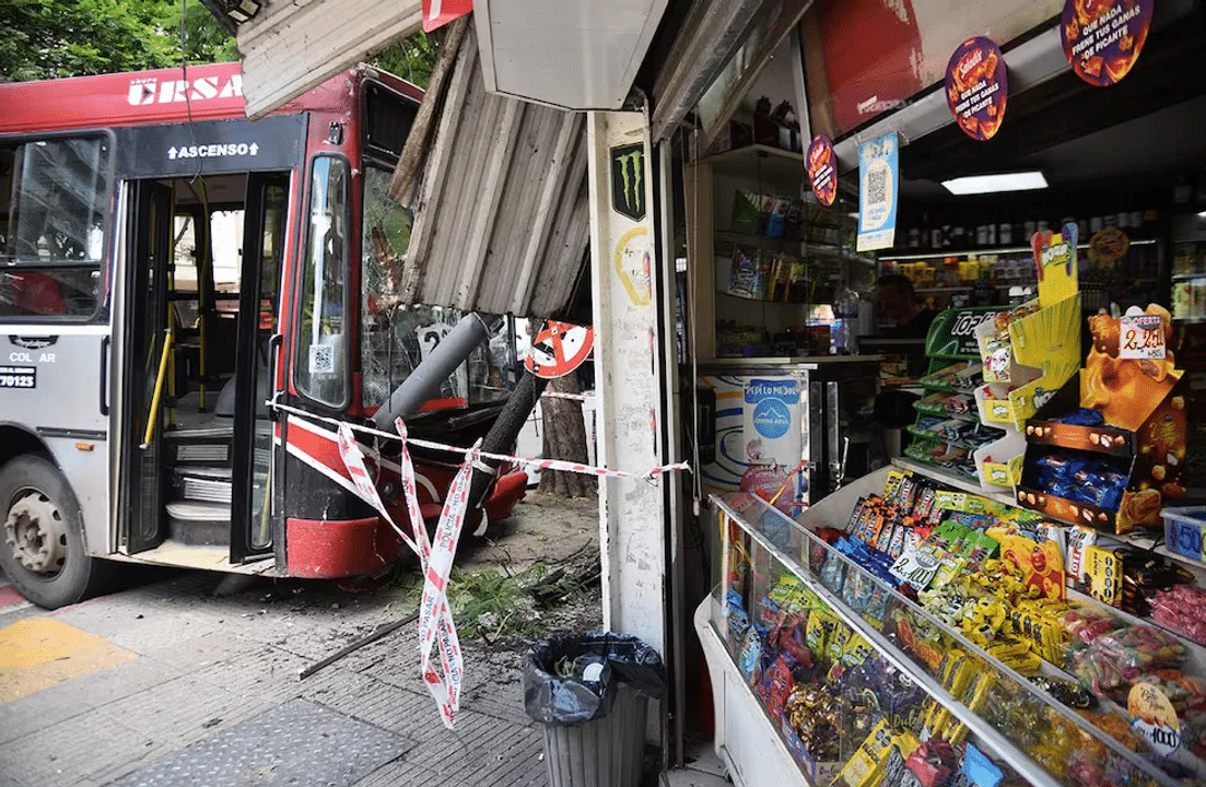 Córdoba: un colectivo se incrustó en un kiosco y atropelló a dos ...