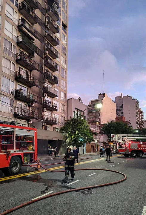 Incendio en un edificio de San Cristóbal provocó temor entre los vecinos por las explosiones que hubo