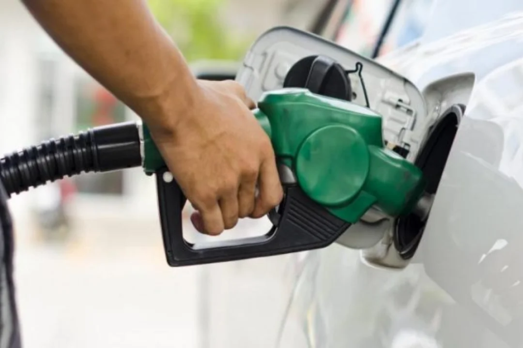 Los precios de los combustibles en dólares son los más altos en seis años