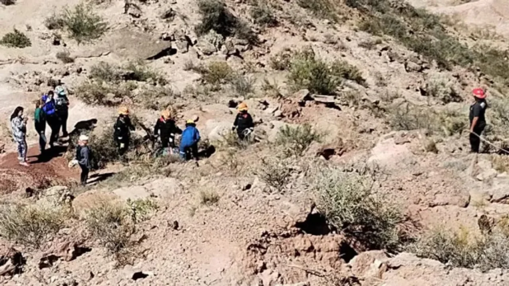 Neuquén: sufrió un accidente haciendo trekking y lograron rescatarla a 70 metros de altura