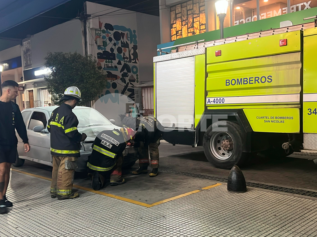 Iba conduciendo y se le incendió el auto en pleno centro nicoleño