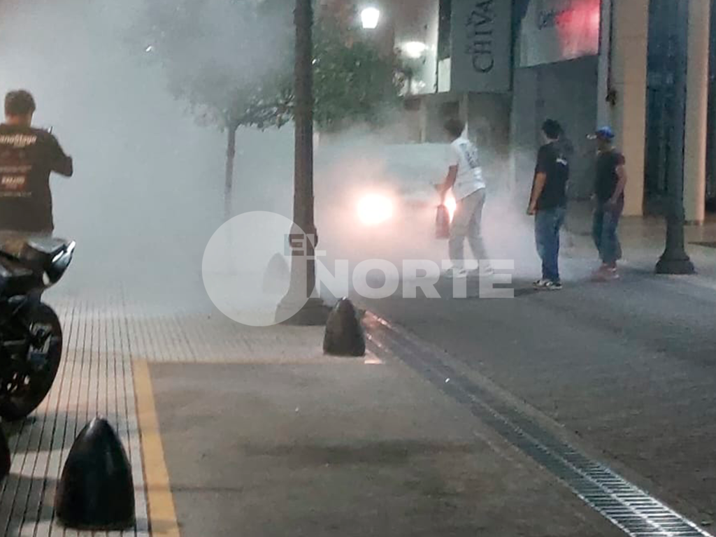 Iba conduciendo y se le incendió el auto en pleno centro nicoleño