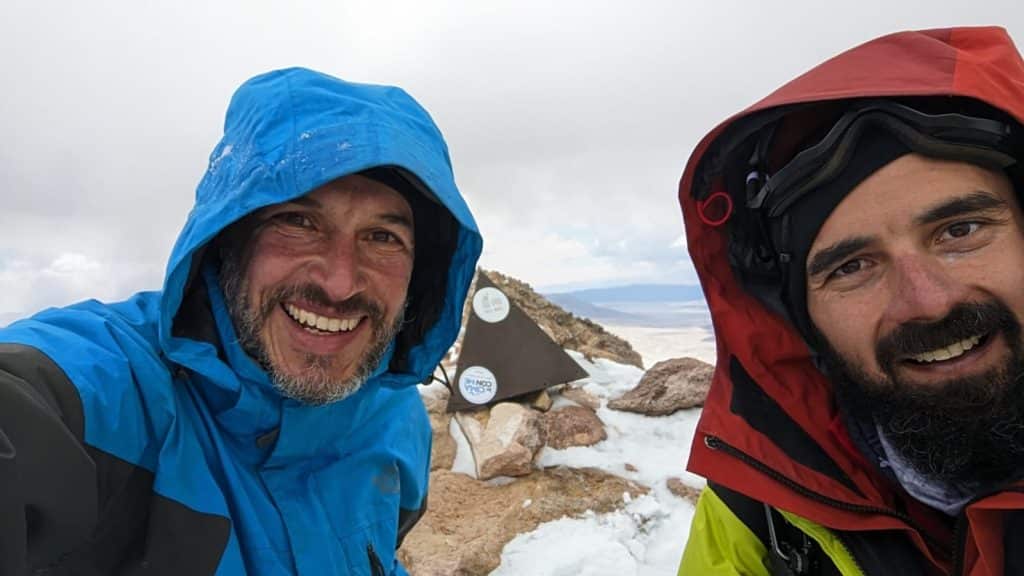 Dos montañistas nicoleños en busca de la cima del Aconcagua