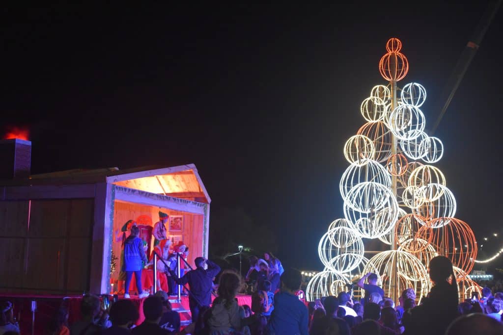 El árbol nicoleño alumbra hoy la Navidad en el Paseo Costanero