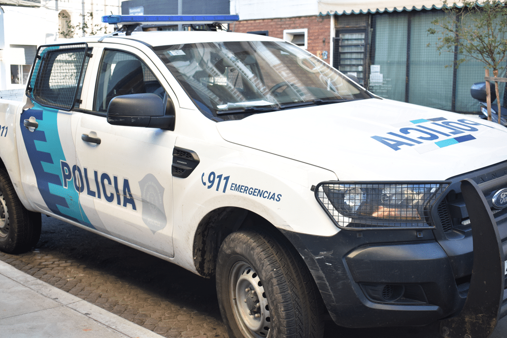 Un individuo estaba forzando un portón y lo agarró la policía en zona oeste