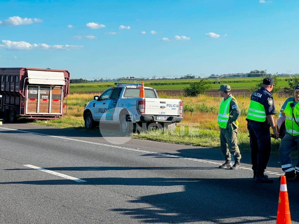 Un micro embistió a tres personas que auxiliaban a una camioneta en Ramallo: fallecieron dos hombres