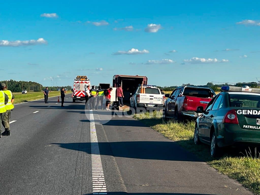 Un micro embistió a tres personas que auxiliaban a una camioneta en Ramallo: fallecieron dos hombres