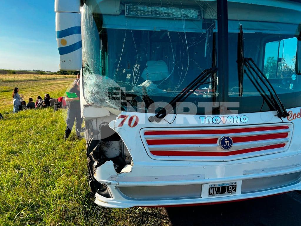 Un micro embistió a tres personas que auxiliaban a una camioneta en Ramallo: fallecieron dos hombres