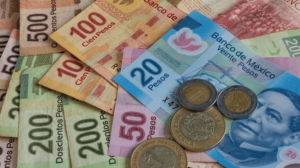 Leves subas del peso mexicano tras el dato de la inflación local