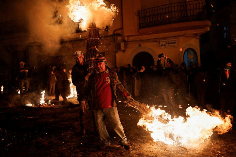 Un pueblo de España celebra una fiesta con escobas en llamas