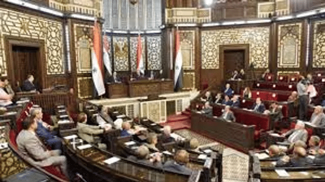 Siria: anunciaron suspensión de la Constitución y el Parlamento durante tres meses