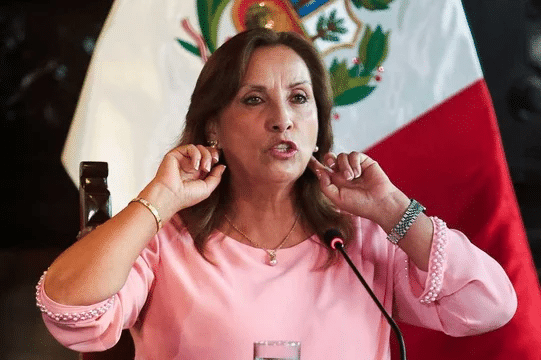 Perú: la presidenta admitió que se sometió a una polémica cirugía de nariz