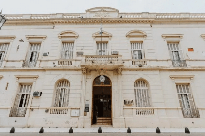 Ordenaron la captura internacional de un hombre condenado por el abuso sexual de una menor de corta edad