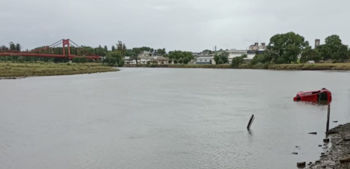 Un auto se despistó y cayó al Río Quequén: una mujer murió y su acompañante logró salvar su vida