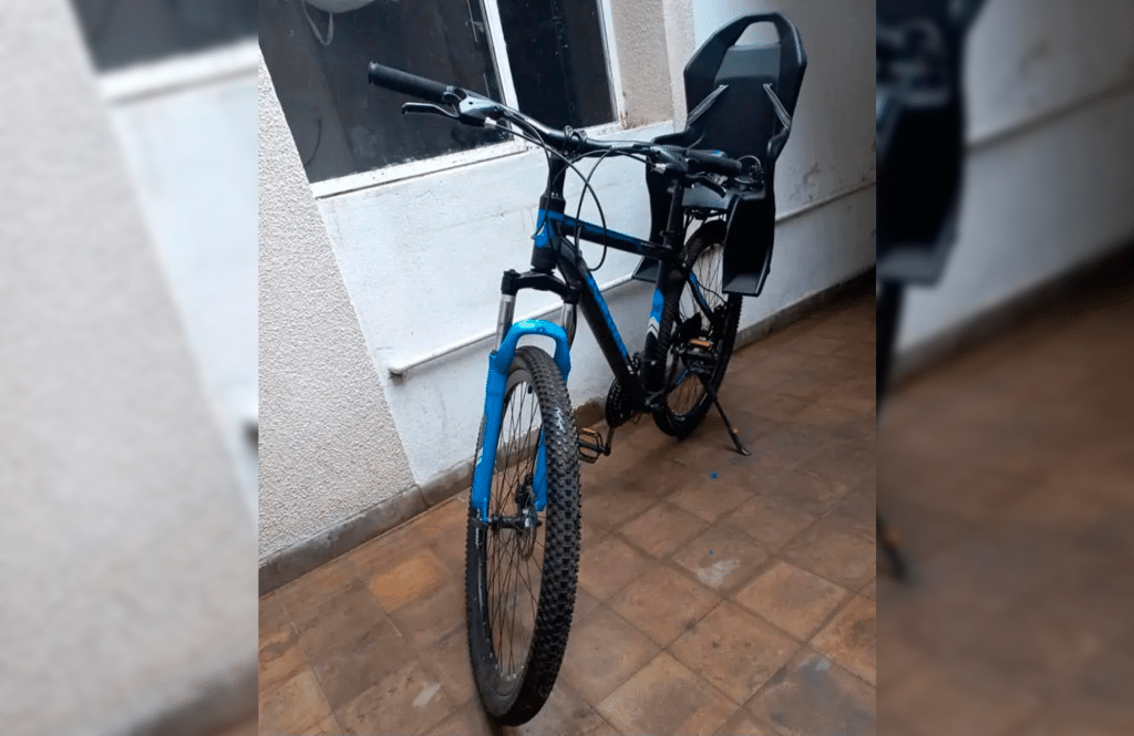Sustrajeron la bicicleta de una mujer que utilizaba para hacer mandados con su bebé