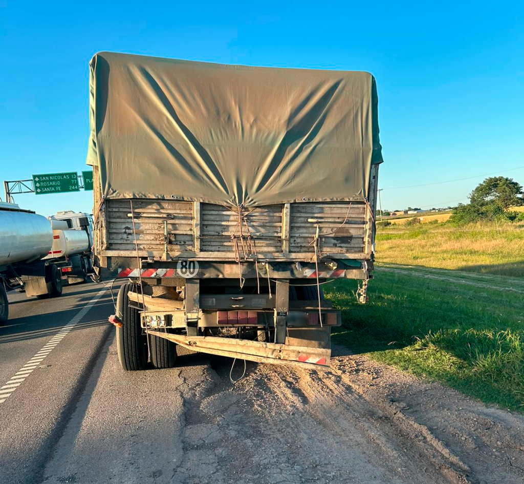 Accidente fatal en Ruta 9: falleció un motociclista a la altura de Sanchez tras chocar contra un camión