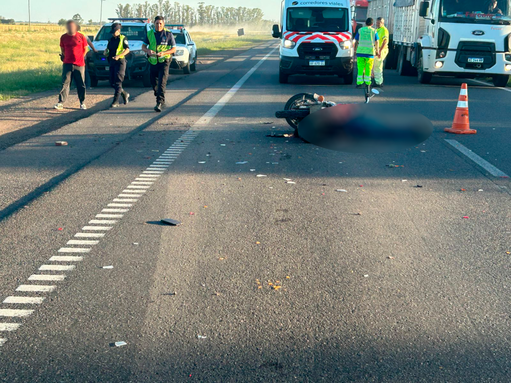 Accidente fatal en Ruta 9: falleció un motociclista a la altura de Sanchez tras chocar contra un camión